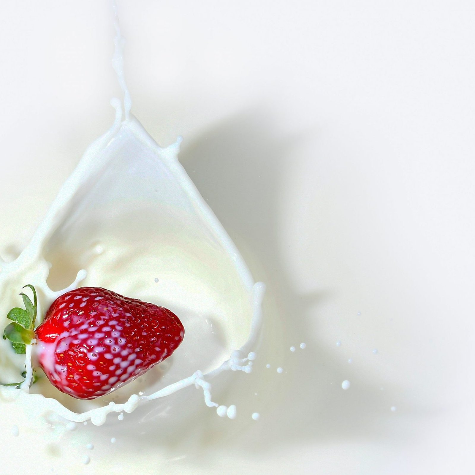 strawberry-fruit-dropped-in-milk-2064357